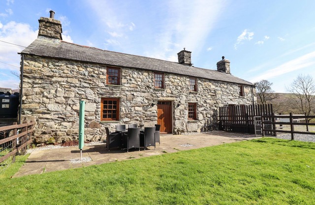 CWM YR AFON MAWR, pet friendly, country holiday cottage in Llanbedr