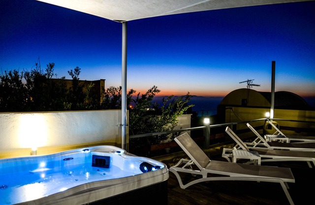 Cycladic apartment with jacuzzi