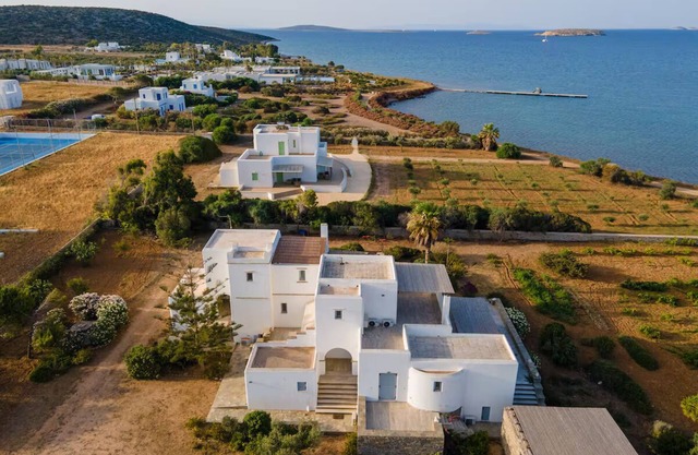 Cycladic home in Kampos by GHH
