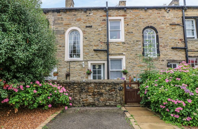 DAISY'S HOLIDAY COTTAGE, romantic, with a garden in Skipton