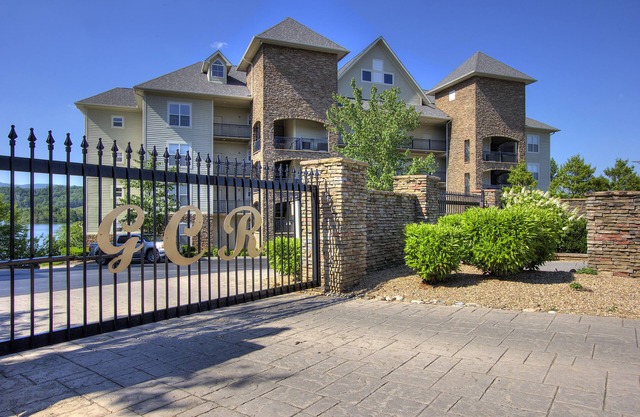 Dale's Lakefront Penthouse w/ 4 king beds, Fireplace, Hammock Sleeps 8