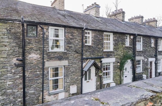 DALESWAY COTTAGE, family friendly in Bowness-On-Windermere
