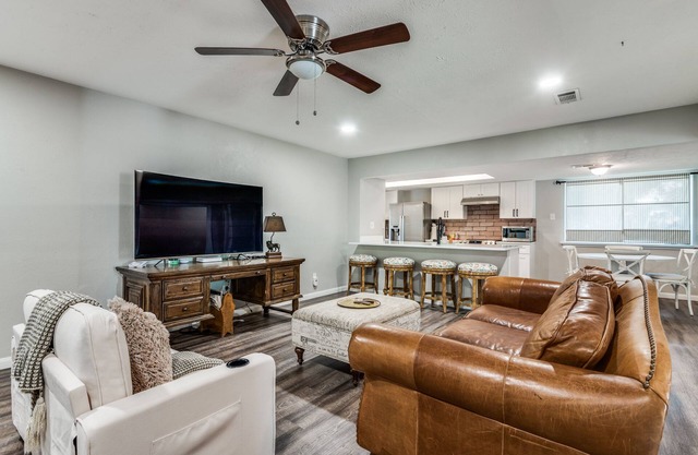 Dallas 3BR, Fiber Internet + Big Yard, Sleeps 7-8
