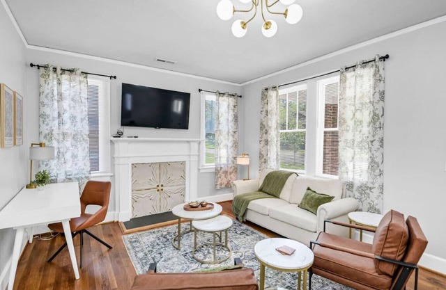 Dana's Cottage| 1 King Bed | Close to USC Stadium