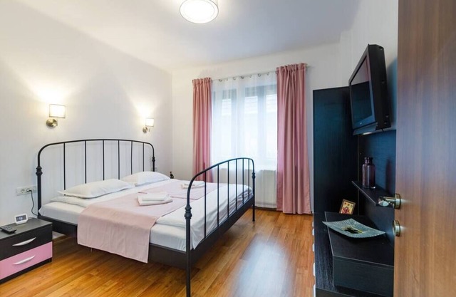 Dante Apartment Stylish Residence in Brasov's Historical Center - Free Parking