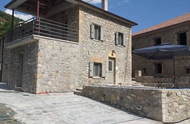 Daphne Aroania suites