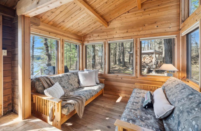 Darling 3 bed 1 bath cottage on Lake Rosseau