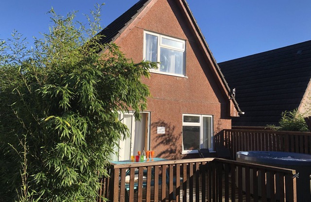 DARTMOOR VALLEY LODGE 10, pet friendly, with pool in Gunnislake