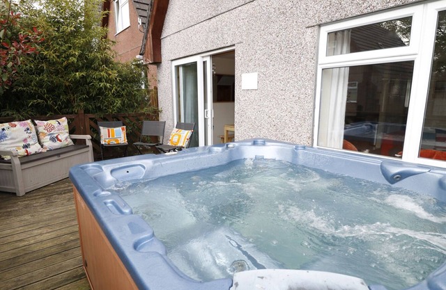 DARTMOOR VALLEY LODGE, pet friendly, with pool in Gunnislake