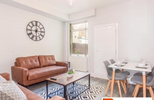 Darwin House -Gainsborough Luxury Contractor Home From Home & Family Getaway