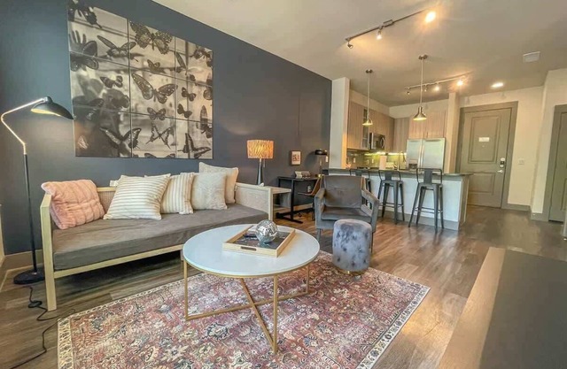 Dashing 1BR Suite | Pool, Parking + Gym C