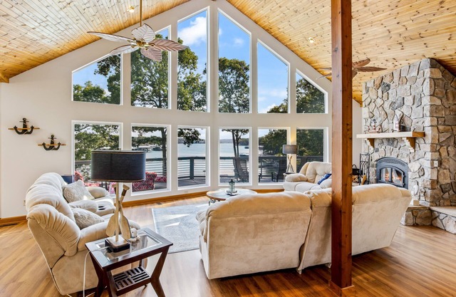 Davies Hollow Cove | Lakehouse in Sunrise Beach with private dock & game room