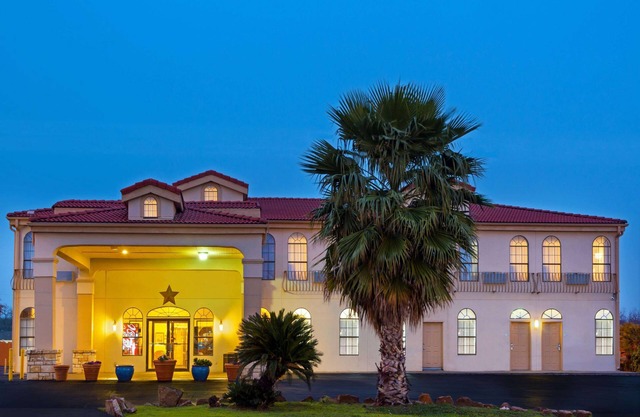 Days Inn by Wyndham Near Seaworld San Antonio