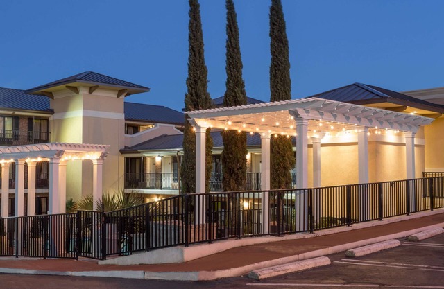 Days Inn by Wyndham Pensacola - Historic Downtown