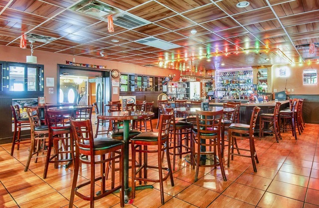 Days Inn & Suites by Wyndham Johnson City