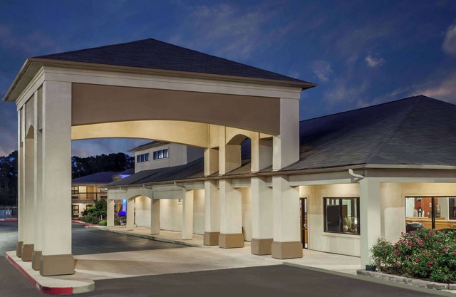 Days Inn & Suites by Wyndham Huntsville