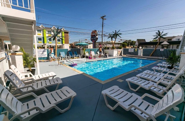 Daytona Inn - Two Bedroom Family Apartment - (Cross street to use pools)