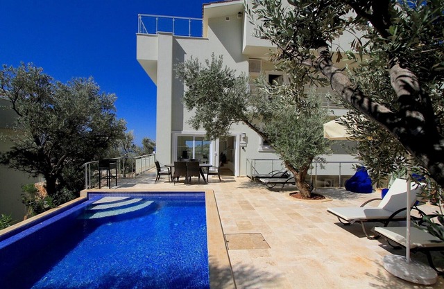 DAZTASH - A Luxury 3 Bedroom Apartment With you own Private Pool