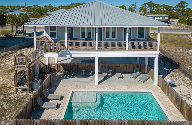 De La Sol: Charming SGI Home - Private Pool, Pet Friendly, Sleeps 10!
