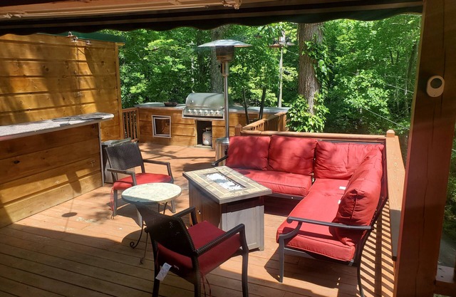 Deals Gap 3 bedroom Treehouse ON the Tail of the Dragon