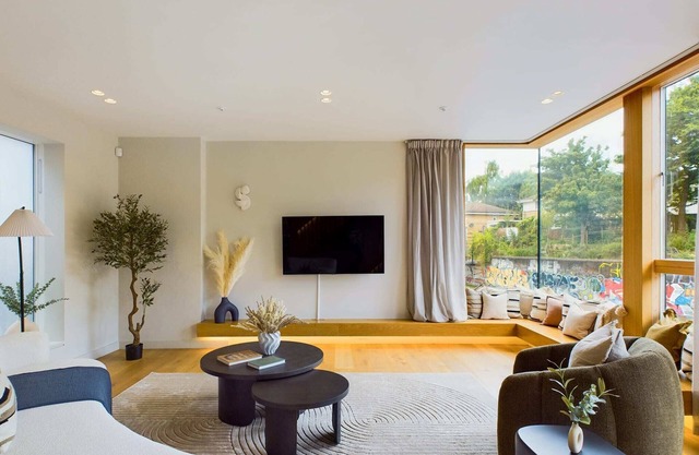 Decadent Mews House overlooking Regent's Canal