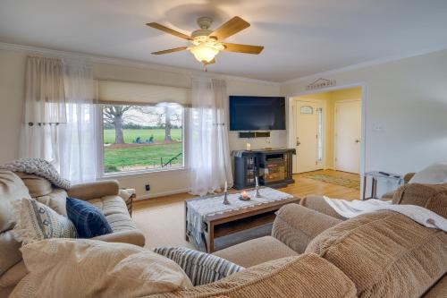 Deck and Pasture Views! Bealeton Farmhouse Escape