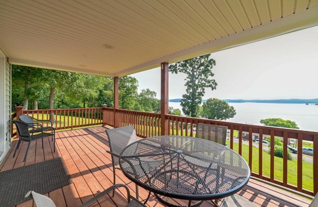 Deck and Water View Cozy Kentucky Lake Getaway