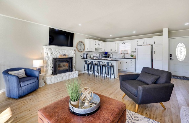 Deck, Fire Pit & Grill: Lakefront Oklahoma Abode