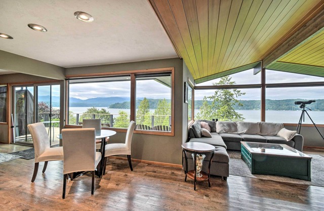 Deck & Sweeping Views: Family Union Home