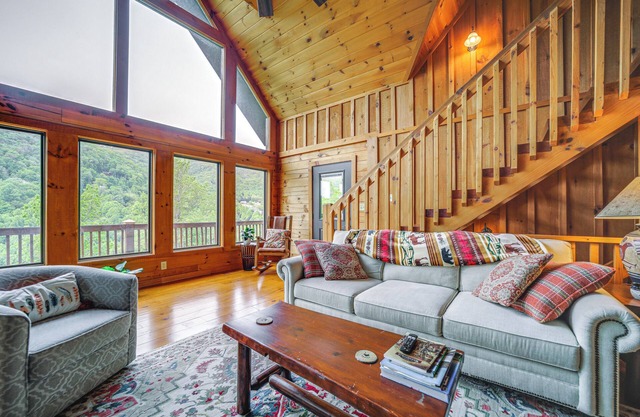 Decks & Mountain Views: Waynesville Getaway!
