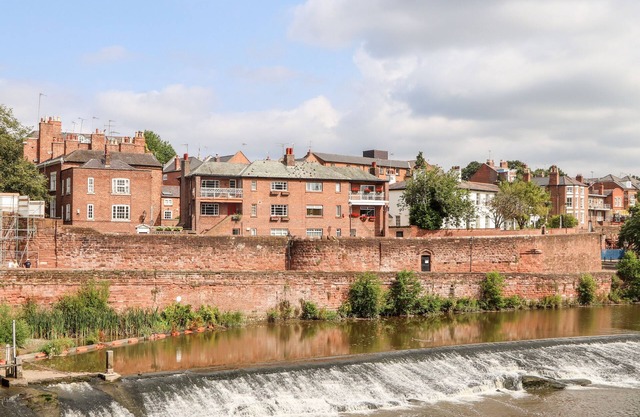 DEE HEIGHTS PENTHOUSE, family friendly in Chester