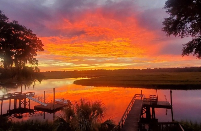 Deep water dock in Darien, GA, w/screened in porch, fishing, kayaks, & bikes