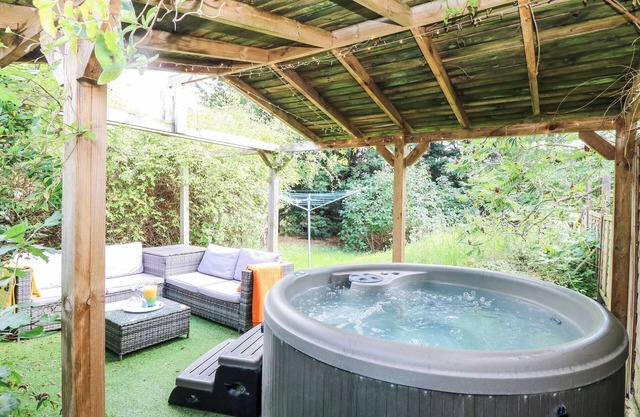 DEER COTTAGE, romantic, with hot tub in Thompson