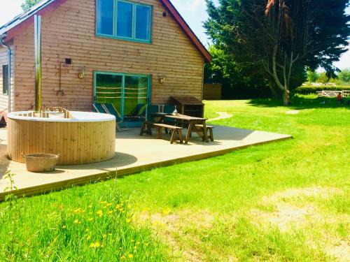 Deer Den timber clad cabin with hot tub, up private lane