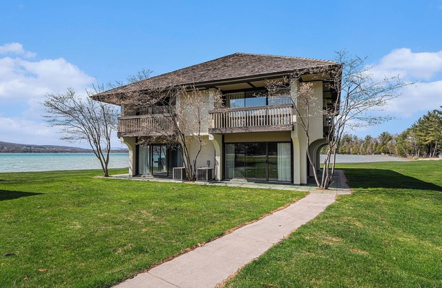 Deer Lake Villa at Boyne Mountain Resort your Lakefront Golf/Ski Escape Prime!