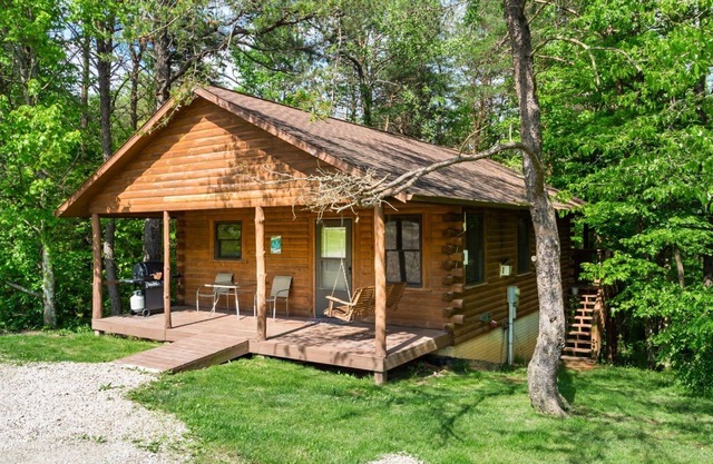 Deer Run one-bedroom cabin up to 4 guests, 65 acres 1/2 mile from Old Man's Cave