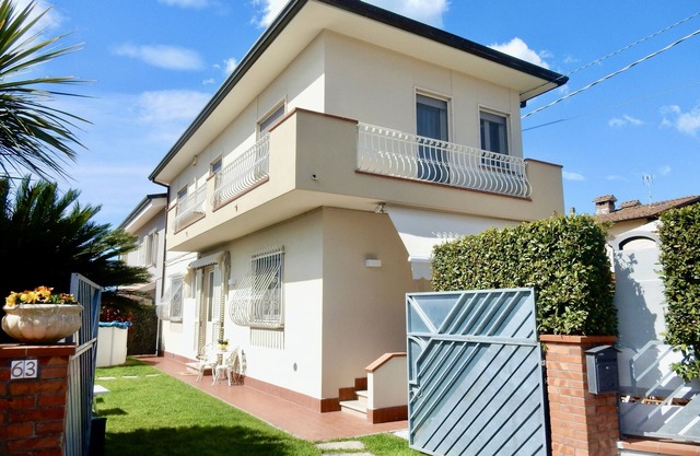 Delicious semi-detached villa with swimming pool in Versilia, Tuscany 3 km from the sea.