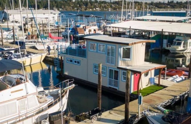 Delightful 1- bedroom floating home w free parking