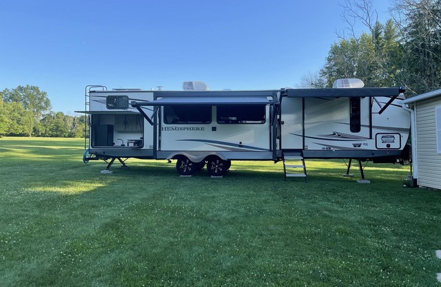 Delightful 2 Bedroom Camper perched on +4 acres w/lots of privacy and amenities