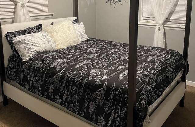 Delightful 2-bedroom house with AC in Berkeley Iconixx Getaway STL