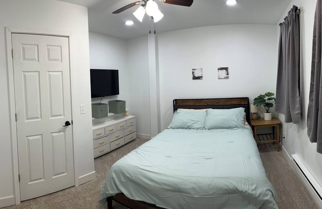 Delightful apt w/AC near historic Midland St district