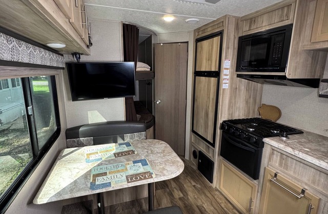 Delightful Camper RV with AC in charming Murrells Inlet - walk to restaurants