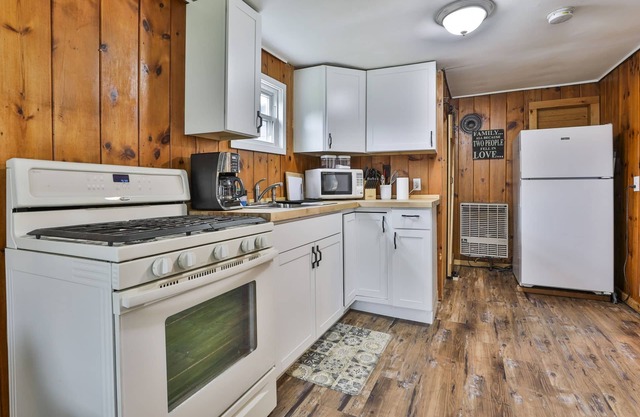 Delightful Cozy Cottage in Laconia