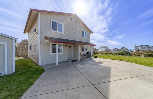 Delightful duplex close to restaurants, beaches, golf, and hiking trails