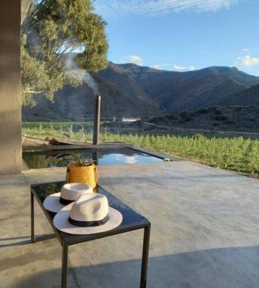 Delightful farmhouse with hottub