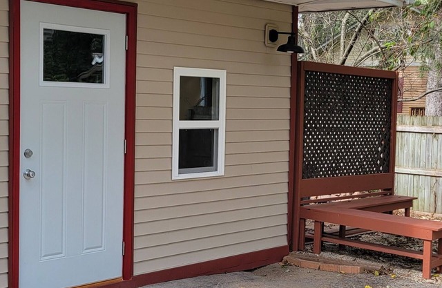 Delightful private room along the river in charming St. Charles