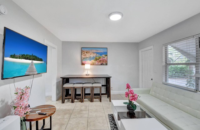 Delray Beach Cottage Close to Beach & Downtown!
