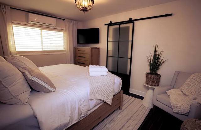 Deluxe 1 - Bedroom