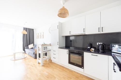 Deluxe Apartment with garden! Free Garage Parking included! Near SCS & Industry Center NÖ