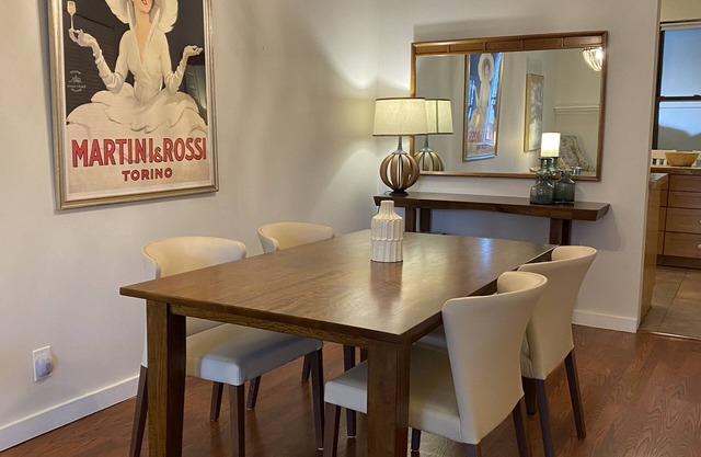 Deluxe Chicago 2 Bedroom Private Condo. Amazing Deal 1.5 mi from Wrigley!